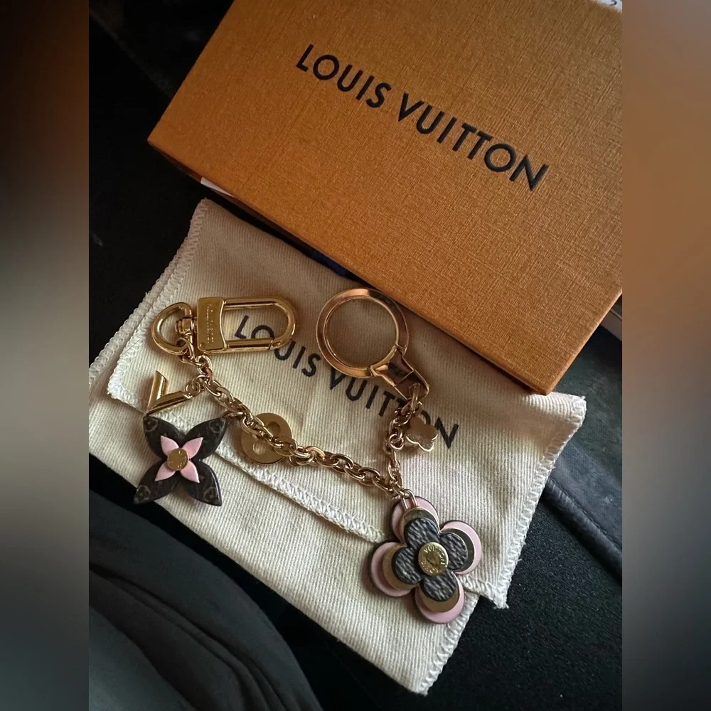🎈Sold🎈Authentic Louis Vuitton Blooming flower charm - Picture 3 of 9
